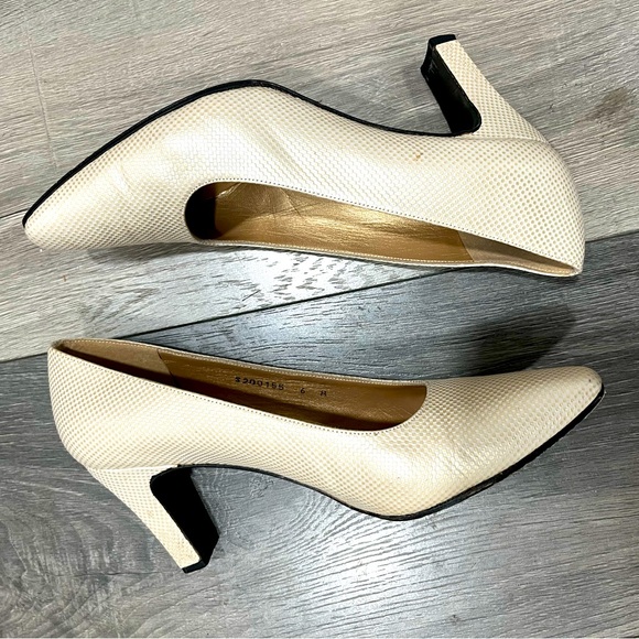 Stuart Weitzman  Creamy-Gold Pumps w Textured Leather, Block Heels, Size 6 - Picture 10 of 14